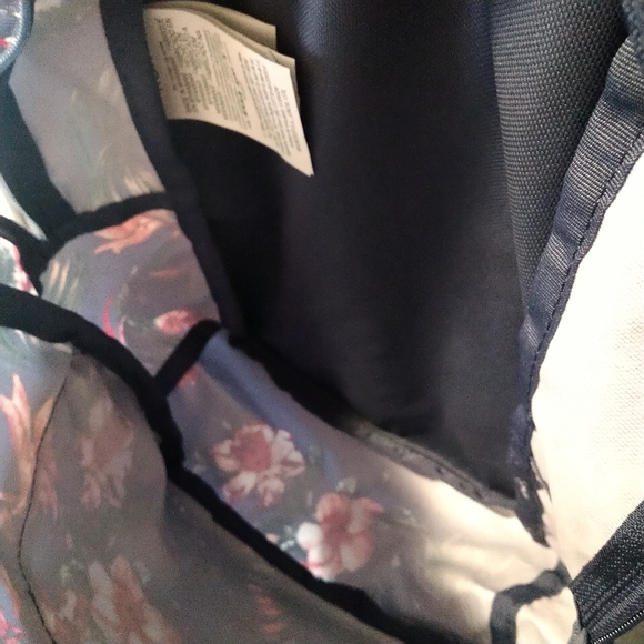 *SOLD* Roxy floral design backpack - Picture 5 of 8